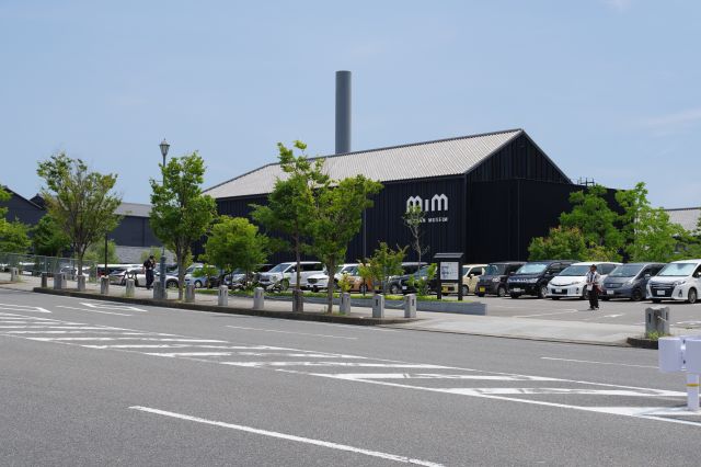 向かいのミツカンミュージアムは黒い建物で印象的。