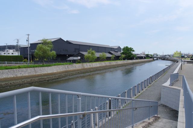 南側の下流方面、黒い壁の建物があります。