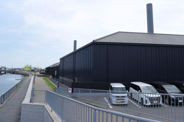 ミツカンミュージアムも同様に黒い壁で存在感。