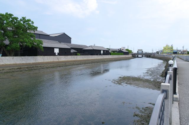 黒い建物が並ぶ運河沿いは潮の香り、風が気持ち良い。