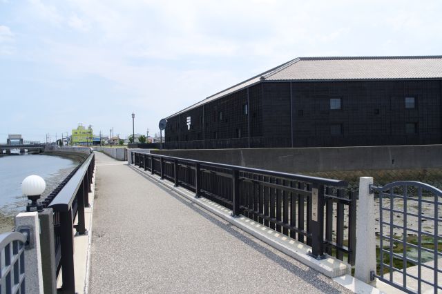 合流する川を渡る橋、黒い建物が続きます。。