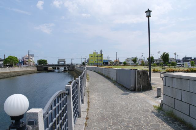 蔵のまち公園で開ける、船方橋へ続く。