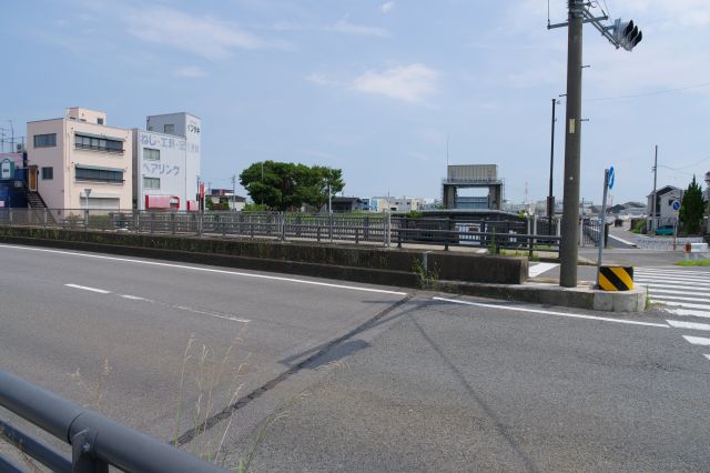 船方橋へ、奥には半田水門。