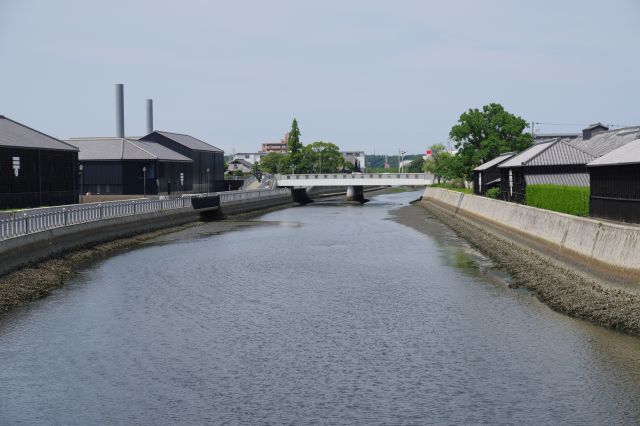 船方橋から眺める源兵衛橋。