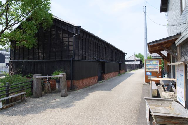 川と小路の間には細長い黒壁の建物。