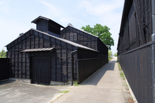 再び黒壁の間を通り抜けます。