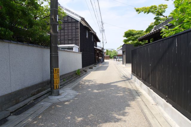 蔵のまちカフェから路地に入ると黒壁のある住宅街。