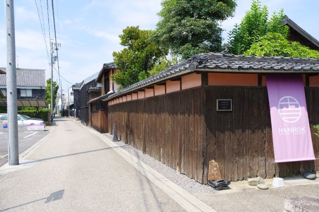 少し進むと右側に木の塀の区画。