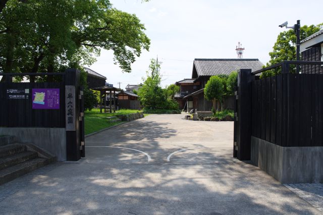 半六庭園の門を再び入り右側へ。