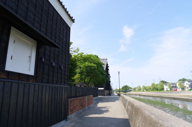 橋の北側で蔵が集まるエリアです。