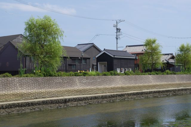 対岸にも黒い建物が一部あります。