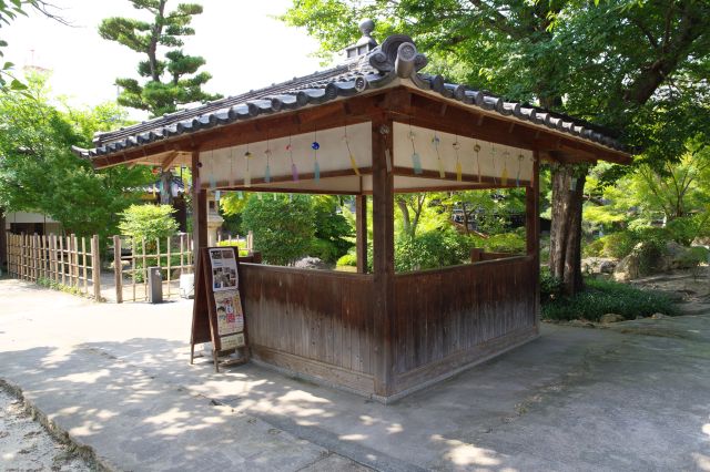 庭園側へ、東屋と風鈴の音が風情。