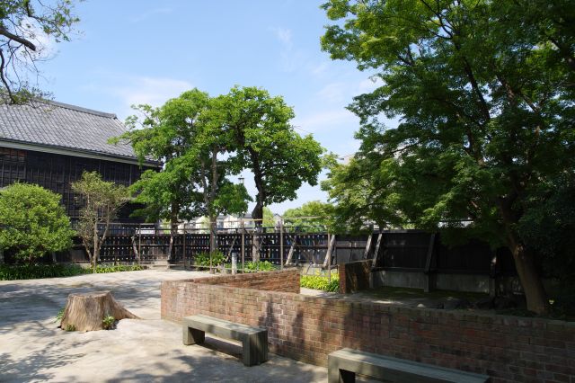 角の方へ、赤レンガと並ぶ風鈴。