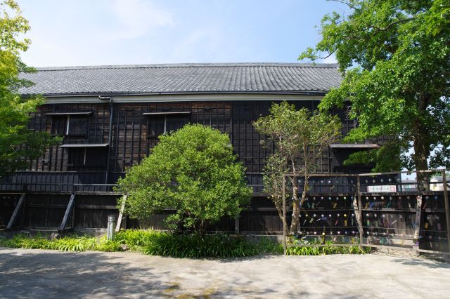 隣の黒い蔵が存在感があります。