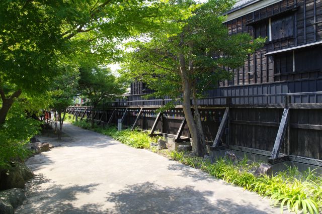 左側の緑と風鈴のアーチへ。