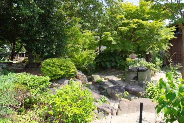 左の庭園を望む。