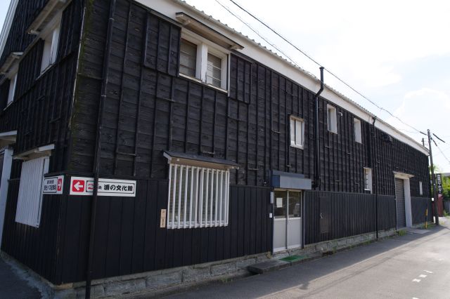 左側にある黒い細長い建物。