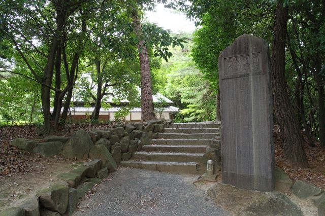 階段を上ると和風の建物が見えて来る。