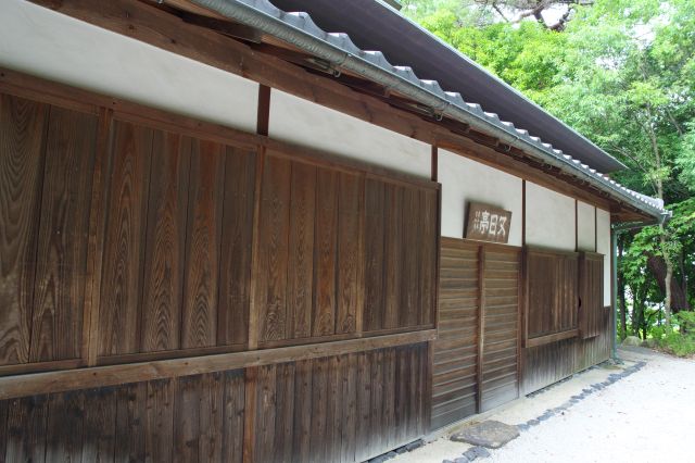 櫓側、木質感が印象的な伝統的な和風建築。