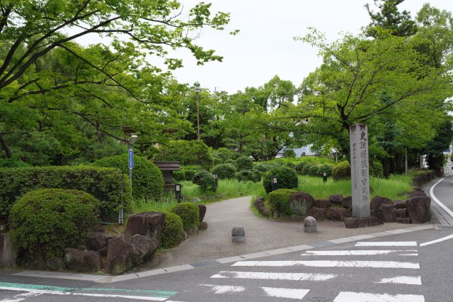 すぐ南に伝説地の敷地があり公園のような雰囲気です。