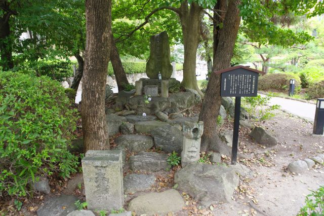 振り返ると今川治部大輔義元の墓です。