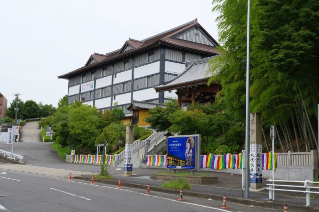 南西側に高徳院（二号碑は境内に）。