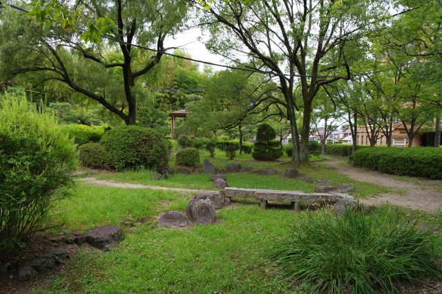 敷地内側は水のない庭園の池のような造形。