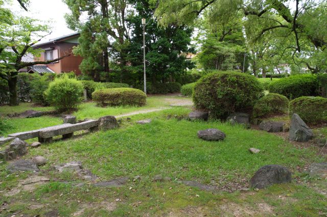 小さな石橋と池の跡らしき場所。