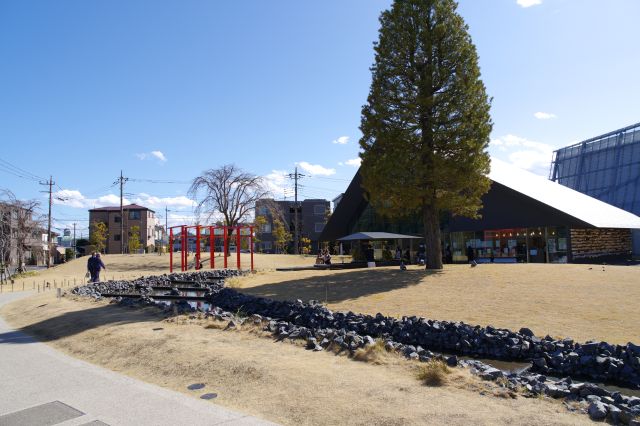 左には令和神社があります（別ページで紹介）。