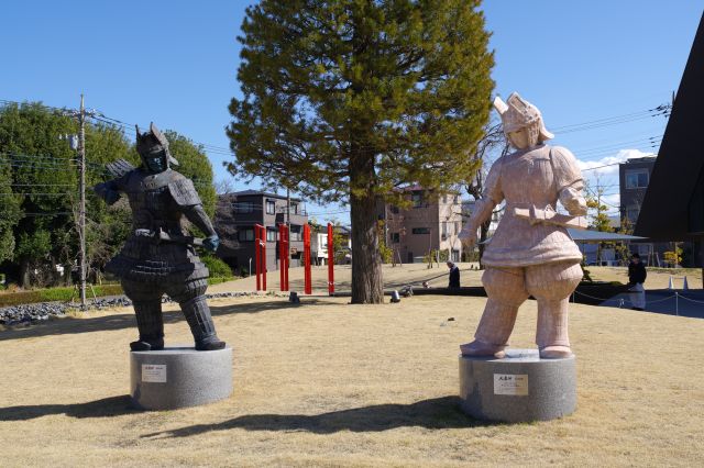 神社前の2体の像。