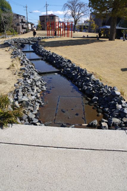 神社から水が流れてきています。