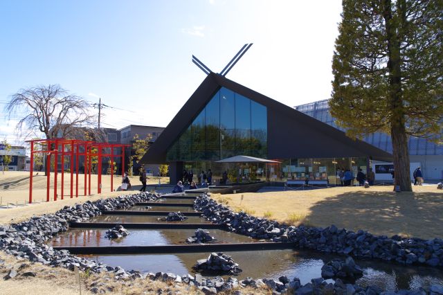 神社もどこか近代的です。