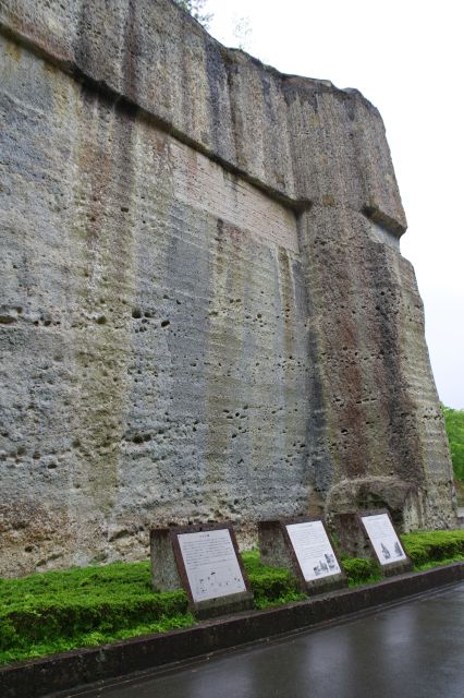 直線的な岩壁が両側に迫ります。
