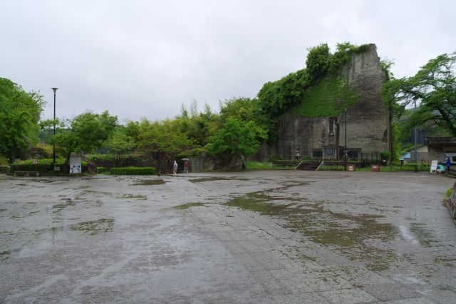 岩壁を抜けて広場に出ました。