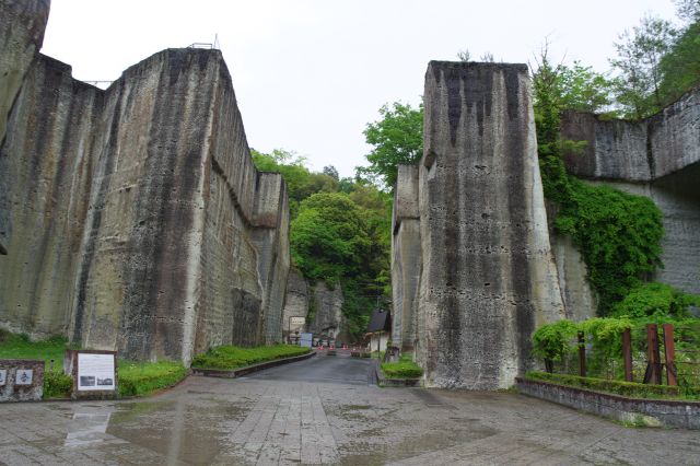 通って来た岩壁の切れ間。人工的に削られたことが分かります。