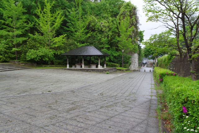 広場の奥の方、東屋があります。