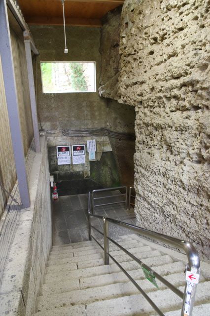 入ると岩壁の階段を下って行きます。