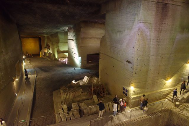 少し右、高さもあり柱のような部分も分厚い、暗さもあり重厚感。