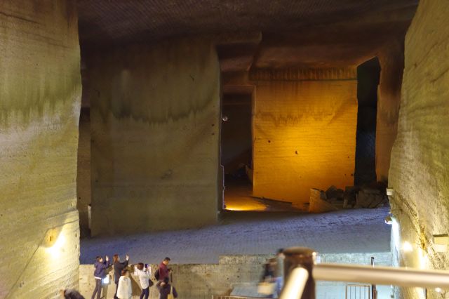 右側の空間、立ち入れないエリアにも空間が広がります。