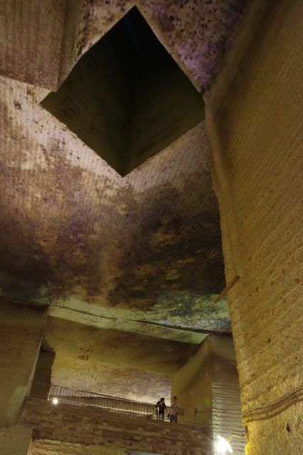 真上の高い天井には四角い大きな穴があります。