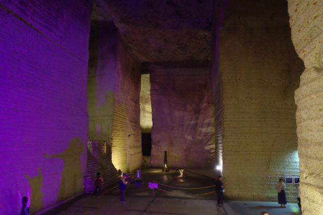 奥の空間へ、天井の高い広場をカラフルな照明が照らします。