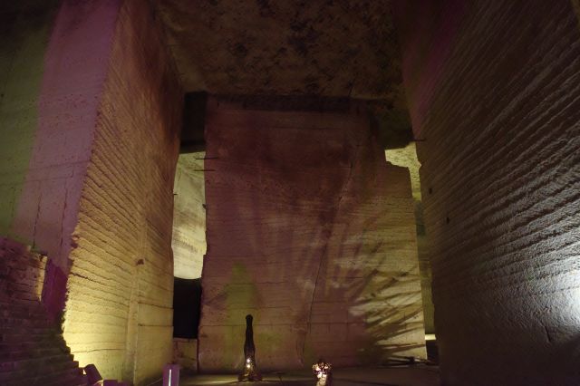 入り組んで奥まで続く空間。トゲトゲした影はアート作品。