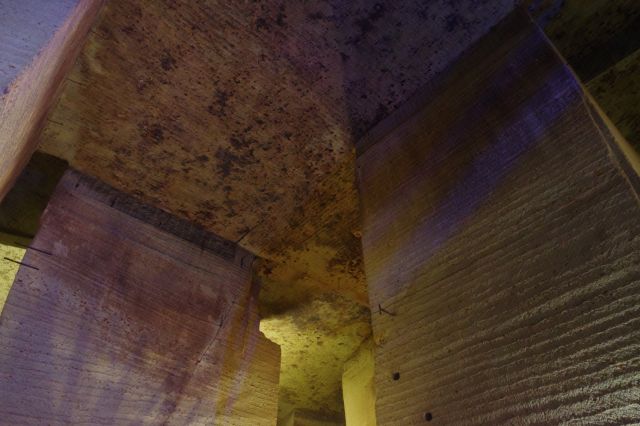 高い天井、直線的な空間。