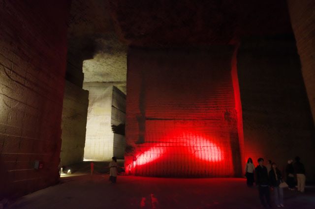 闇に照らされたライト。