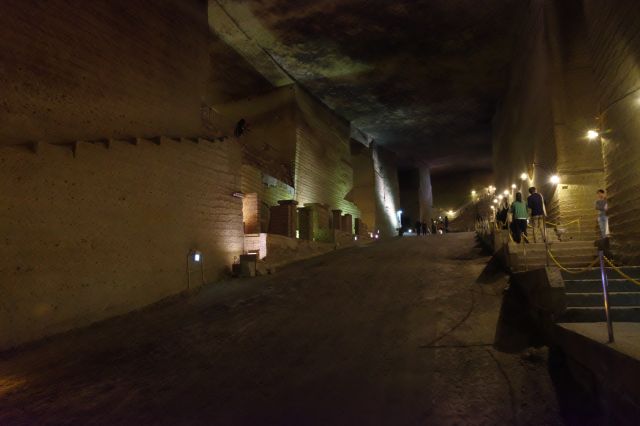 最初の通りを見上げる。