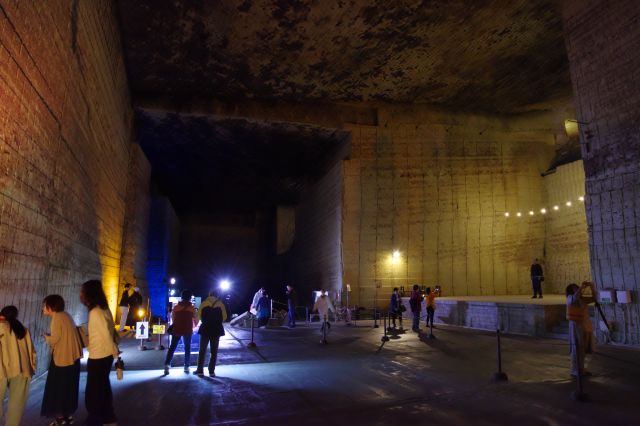 通り過ぎるとステージのような場所が。