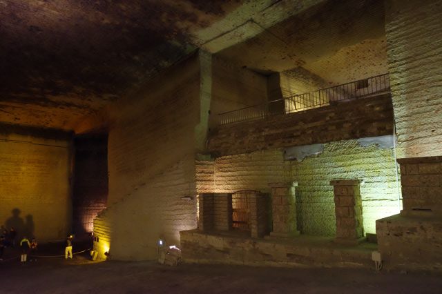 神殿のような柱と階段など。