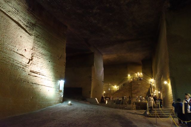 入り口方面。この左の穴へ向かいます。