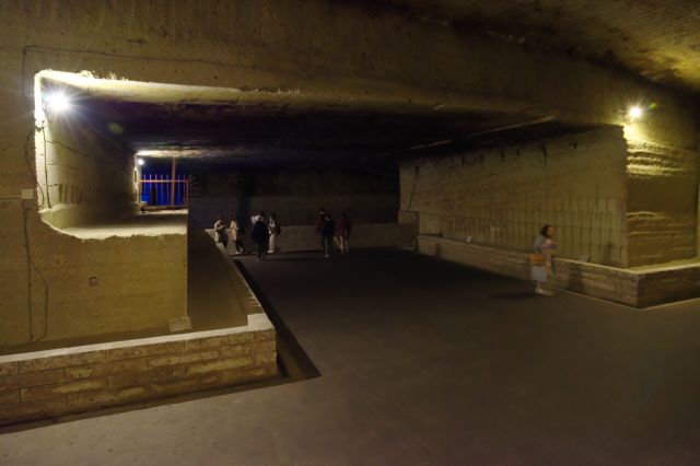 奥の方へ、さらに天井が低い空間へ。