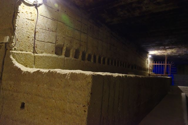 壁には四角い穴が連続しています。